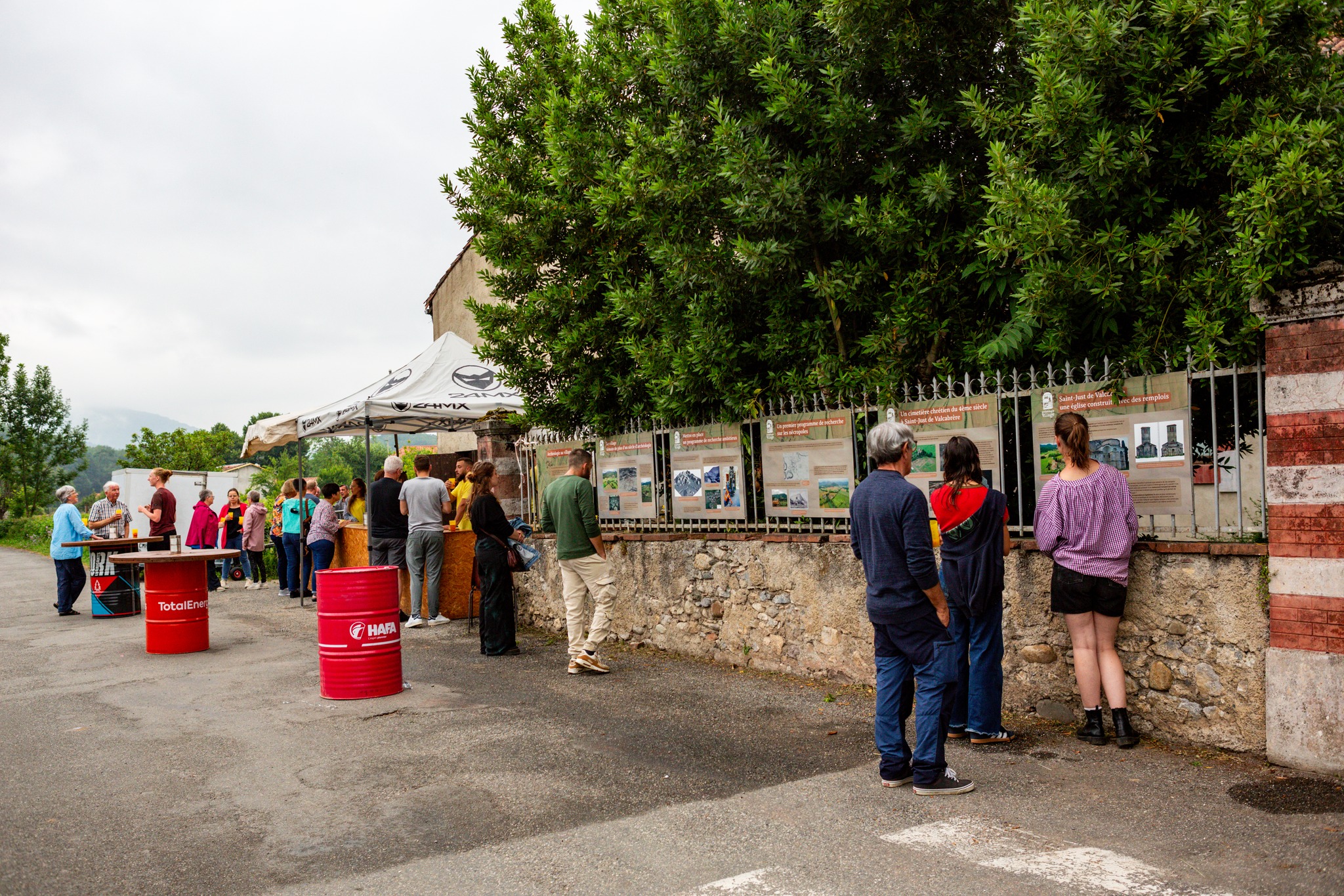 Les panneaux explicatifs du chantier sur les grilles de l'école de SBC