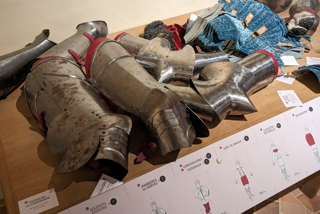 Vignette de la médiation Initiation au tir à l'arbalète et poids des pièces d'armure